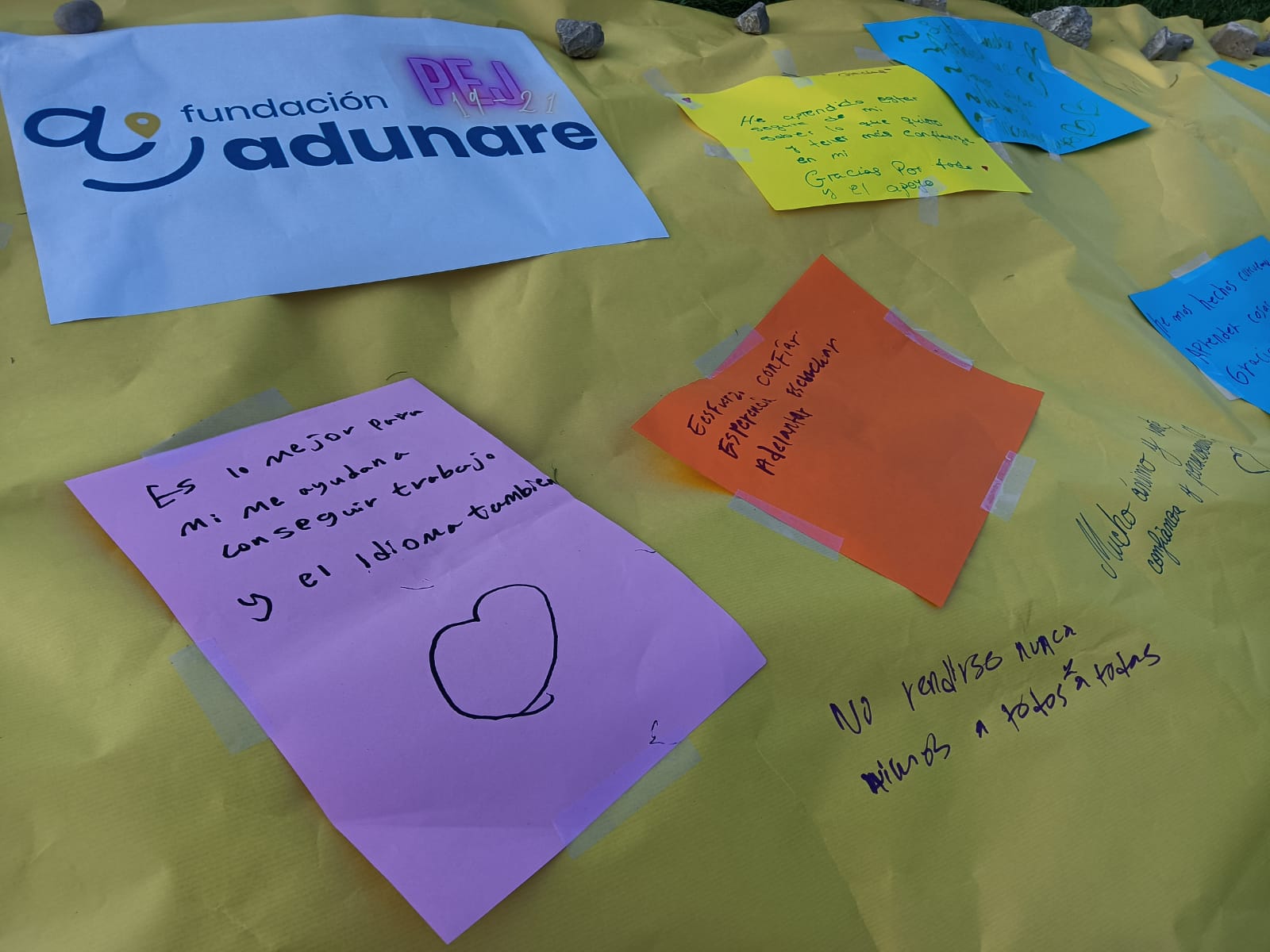 papeles de colores con mensajes